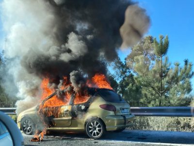 Calcinado un coche na vía rápida Marín-Pontevedra