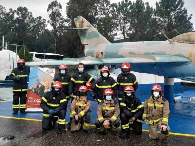 Personal de la Autoridad Portuaria de Marín se forma en manejo de un desfibrilador y lucha contra incendios