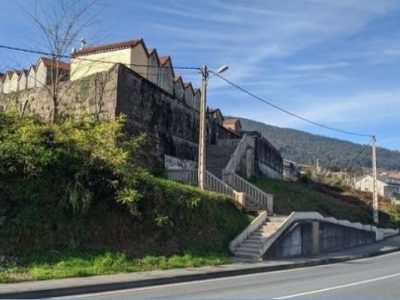 O Concello de Vilaboa construirá unha rampla para que o coche fúnebre entre ao cemiterio de San Adrián