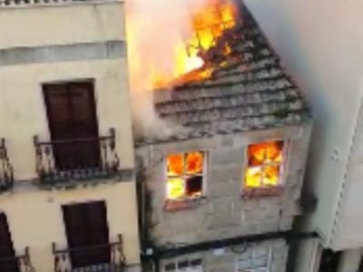 Unha casa remata destruída tras un incendio no seu interior en Marín