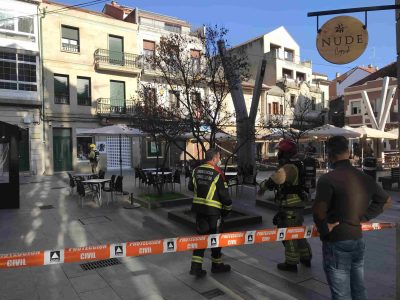 Pechan a praza do Sinal de Cangas por unha fuga de gas