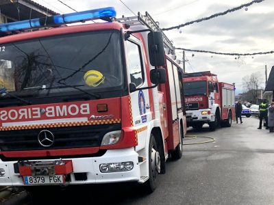 Un incendio calcina una montaña de postes de madera en una nave de Marín