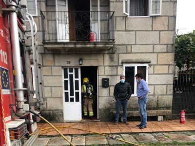 Tres persoas resultan feridas polo fume no incendio dunha vivenda en Vilaboa