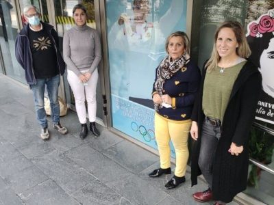 Teresa Portela preside á entrada ao Concello de Cangas