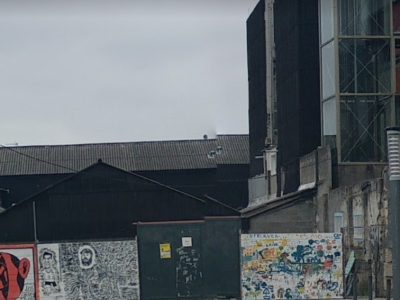 O PP de Bueu propón que se empregue a parcela anexa ao concello para facer un recinto cuberto para eventos ao aire libre
