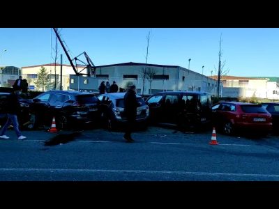 Choca con outro e leva por diante 9 coches aparcados na Avenida de Ourense de Marín