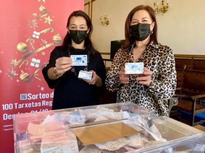 O sorteo de Nadal reparte 100 tarxetas regalo de 50 euros entre as persoas que apostaron pola economía local durante estes meses