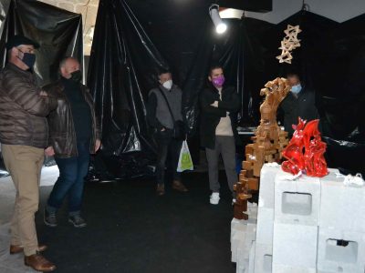 O artista bueués Ramiro Agulla presenta `Folerpas de Papel caen devagar sobre Fachos prendidos´