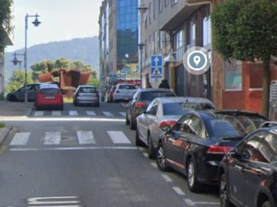 Polo menos tres mozos feridos, un deles grave, nunha pelexa na Avenida de Marín de Cangas