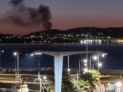 Arden dous coches no interior da fábrica de Massó