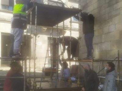 La Misericordia da plantón ás confrarías, que van a por todas e xa montan os seus palios no exterior da igrexa