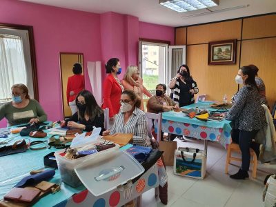 A concelleira Itziar Álvarez visita a asociación de Amas de Casa