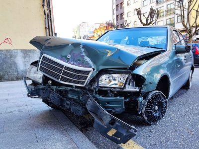 Un conductor que dio positivo en alcohol circula 18 km sin ruedas y choca contra una farola en Coirados, Marín