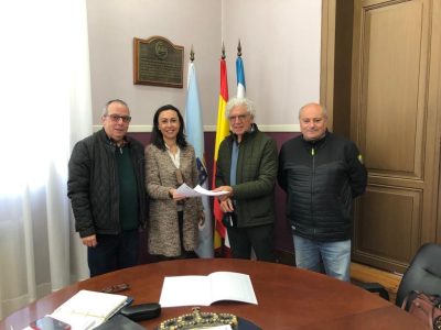 Ramallo fai entrega ao Ateneo Santa Cecilia da solicitude para declarar o Enterro da Sardiña como Festa de Interese Turístico de Galicia