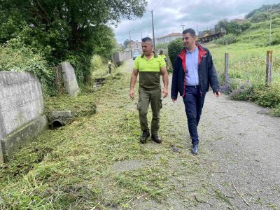 O desbroce manual continúa por toda a zona do litoral de Marín
