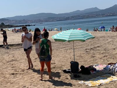 Cangas prohíbe reservar espazo nas súa praias con parasois ou toallas estiradas na area