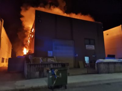 Arrasada polo lume unha empresa de poliéster do polígono de Castiñeiras