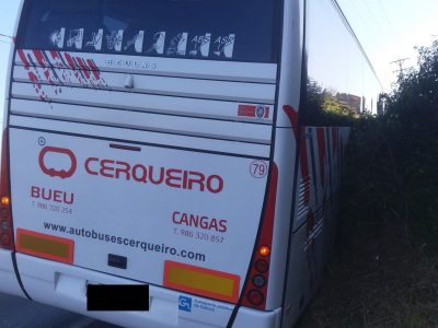 Sen feridos tras envorcar un autobús escolar en Marín