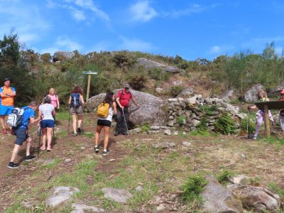 Os servizos de emerxencia rescatan a dous sendeiristas nunha zona de difícil acceso en Cangas