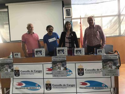 Cangas xoga ao dominó