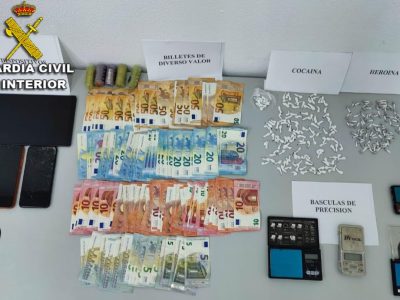 La Guardia Civil desarticula un punto de venta de drogas en un piso en Bueu