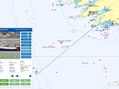 Dous dos tripulantes do ‘Piedras’ están no barco achicando auga para evitar o seu afundimento