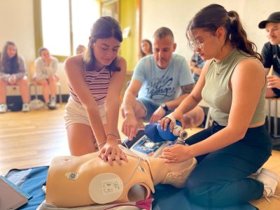 As adestradoras do club de voleibol Maniotas fórmanse en salvar vidas
