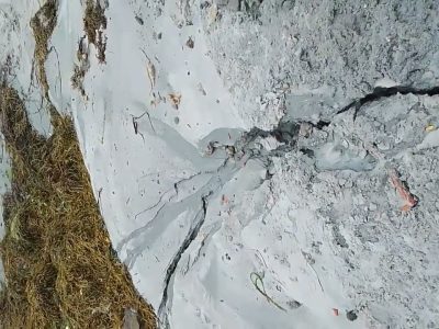 O recheo cun material inapropiado na praia do Ostral provoca queixas dos veciños, a confraría e a oposición
