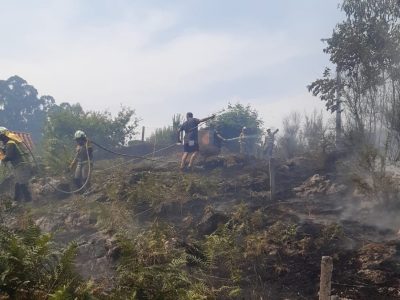 O incendio forestal de Pinténs declarouse a poucos metros das vivendas