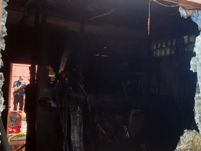 Un incendio arrasa o interior das naves do Náutico de Cangas