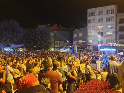 A Festa Corsaria afianza o seu éxito con cerca de 1.500 comensais e o desborde de rúas e prazas