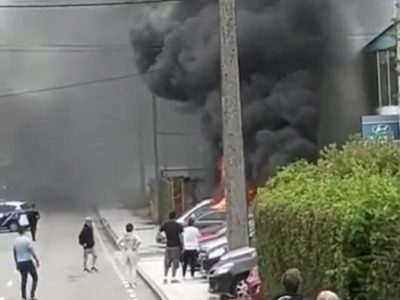Un ferido e catro coches afectados nun incendio en Cangas