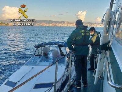 Remolcada ao peirao de Cangas unha embarcación á deriva cun matrimonio e a súa filla mellor