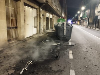 Incendian tres illas de contedores esta madrugada na rúa Jaime Janer de Marín