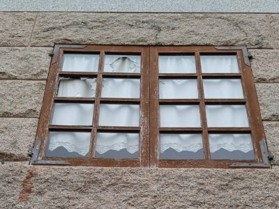 Apedrean de madrugada a casa do cura de Cangas