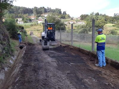 Arranca a pavimentación do camiño entre o Lavadoiro da Moreira e As Canles