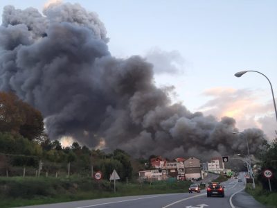 Tres feridos no incendio da nave anexa á fábrica de cerámica Pontesa