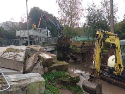 O Concello actúa sobre un dos muros de sostemento da pasarela do río Lameira