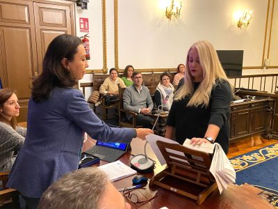 A concelleira socialista Lucila Cano toma posesión nun emotivo Pleno