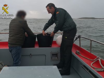 La Guardia Civil incauta en Cangas 30 kilos de centolla y 3 kg de nécora