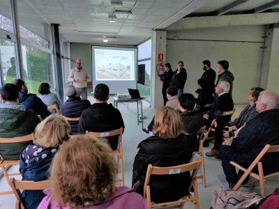 Os veciños coñecen a futura reforma do Pavillón Municipal de Beluso