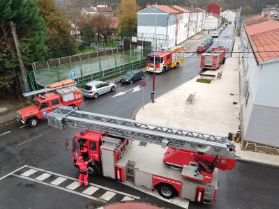 A avaría do camión de escaleira dos Bombeiros do Morrazo obriga a intervir aos de Ribadumia na barriada de San Pedro de Marín