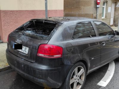 Un coche arde no centro de Bueu