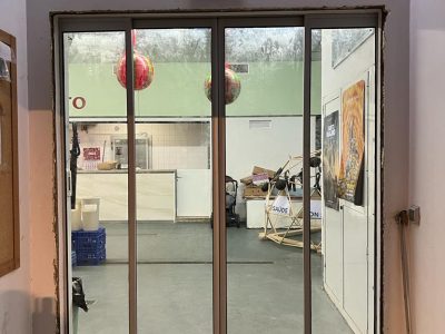 O núcleo urbano de Seixo gaña en accesibilidade, coa reforma da praza e a renovación da porta de acceso ao Mercado de Abastos