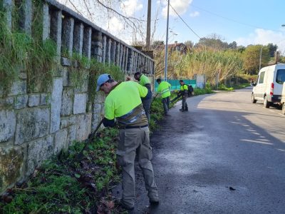 O Vial de Praias ponse a punto coa limpeza de Juan XXIII e a poda das árbores