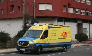 Un vecino de Cangas, traslado de urgencia tras desvanecerse en una cafetería de la avenida de Marín