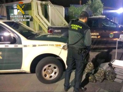 Pillan a ocho personas portando almeja viva en una playa de Vilaboa