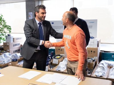 Protección Civil de Cangas recibe da Xunta un equipo de excarceración