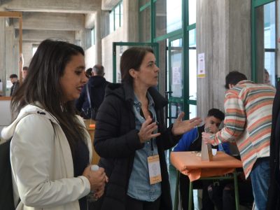 O pavillón municipal Pablo Herbello acolleu a Feira Emprende organizada polo IES Johan Carballeira e Ayuda en Acción