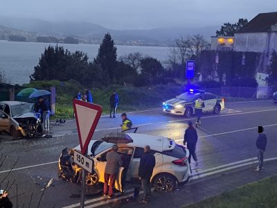 Dous coches chocan de fronte en Vilaboa